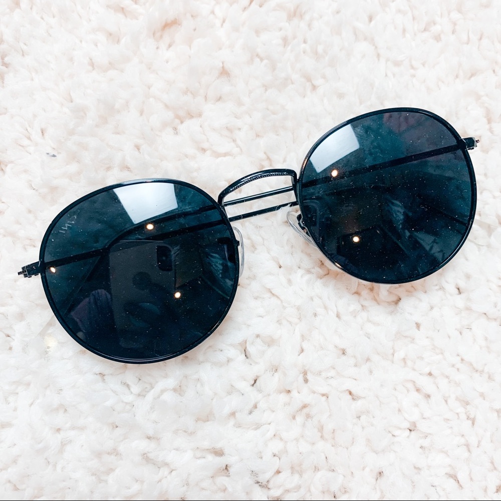 Women’s Black sunglasses
